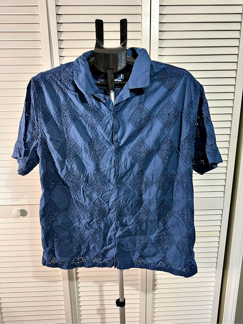 Free Planet Men’s Eyelet Button Down in Blue Size Medium